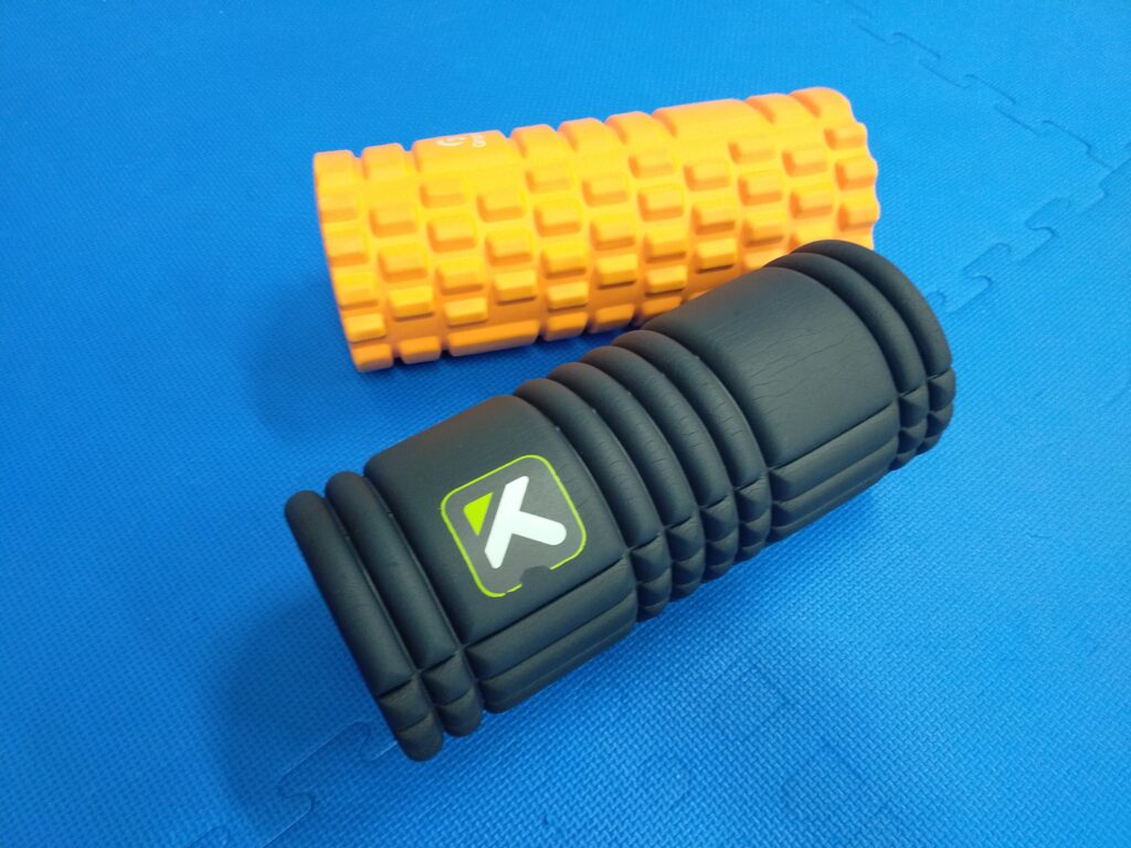 秋津のジムで行う、筋膜リリースやウォーミングアップ（フォームローラー使用）