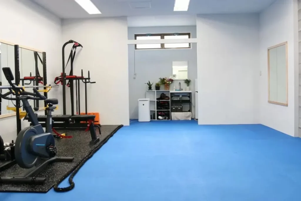 フリーウェイトやパワーラックが完備された、秋津町内のプライベートなレンタルジム空間