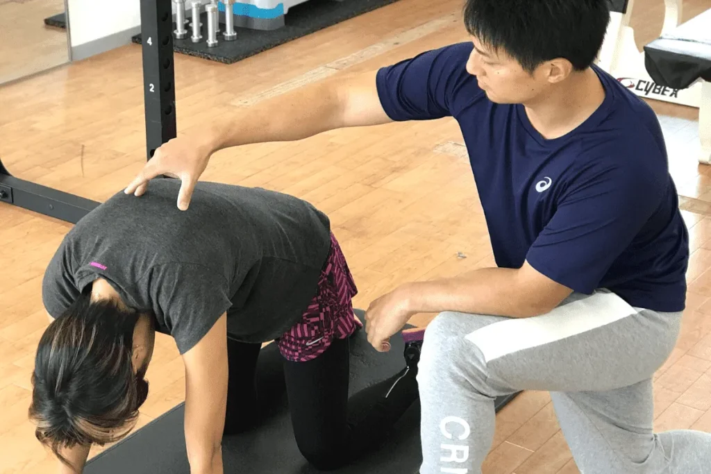 体験トレーニングのSTEP2、代表トレーナー藤本啓介による身体の癖や痩せない原因を見抜く動作チェック
