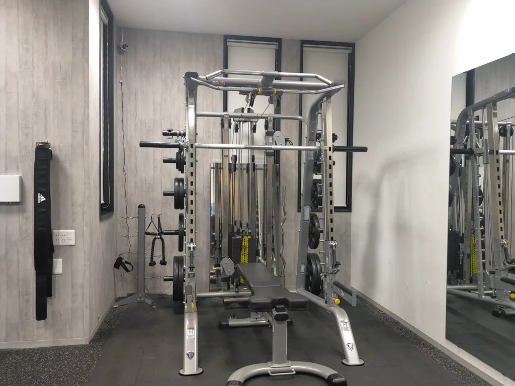 本格的なマシンや高重量トレーニングができる、完全個室レンタルジムの設備イメージ