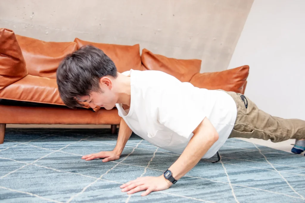 自宅のリビングスペースで行う、移動時間ゼロの出張パーソナルトレーニングの様子